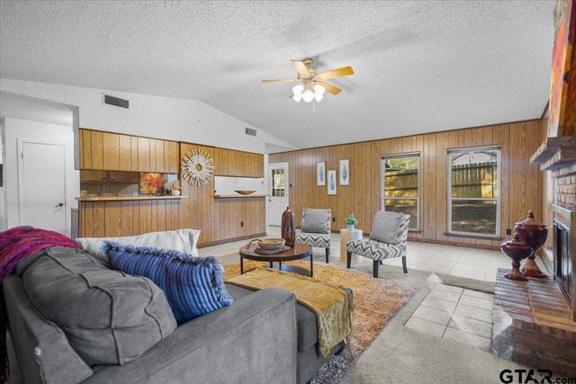 207 Grass Knoll Drive, Hideaway, TX 75771