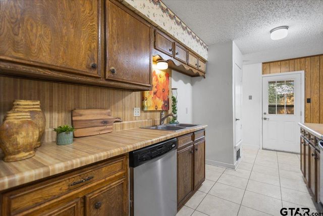207 Grass Knoll Drive, Hideaway, TX 75771