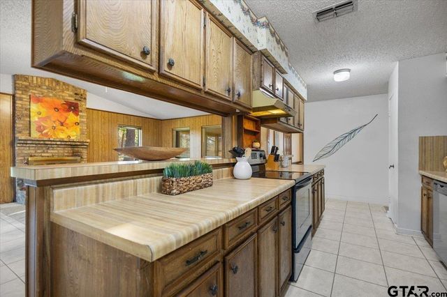 207 Grass Knoll Drive, Hideaway, TX 75771