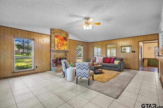 207 Grass Knoll Drive, Hideaway, TX 75771