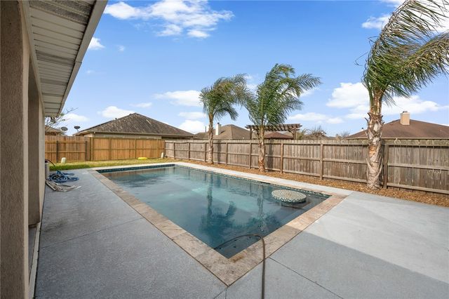 3921 Gladstone Dr, Corpus Christi, TX 78414