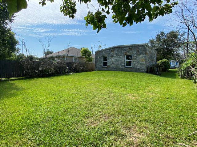3815 Putnam Drive, Bacliff, TX 77518
