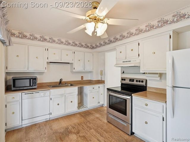 1204 Kings Cove Drive, Rochester Hills, MI 48306