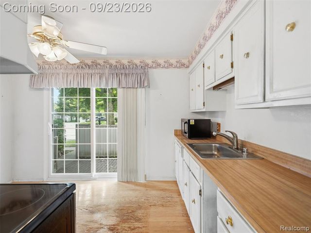 1204 Kings Cove Drive, Rochester Hills, MI 48306