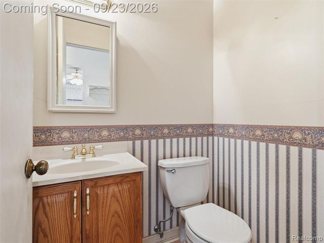 1204 Kings Cove Drive, Rochester Hills, MI 48306