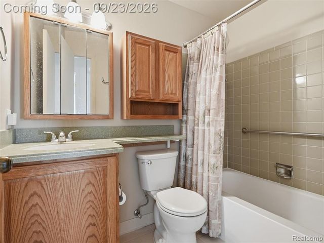 1204 Kings Cove Drive, Rochester Hills, MI 48306