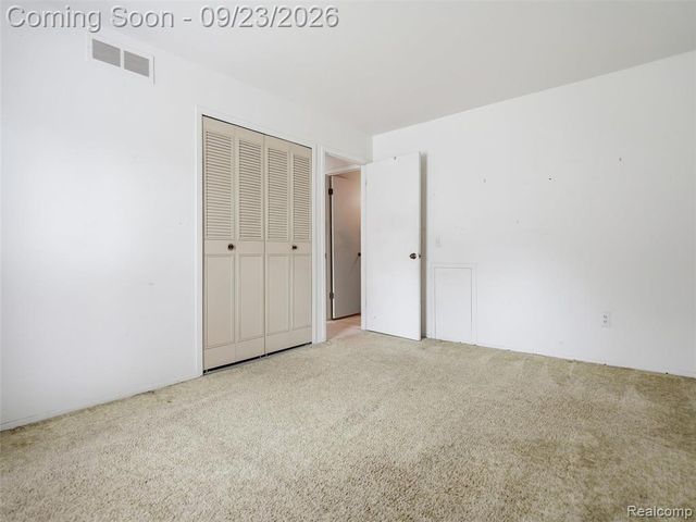 1204 Kings Cove Drive, Rochester Hills, MI 48306