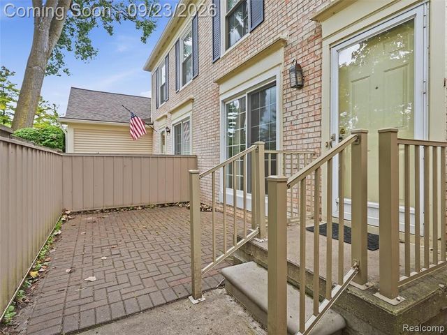 1204 Kings Cove Drive, Rochester Hills, MI 48306
