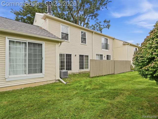 1204 Kings Cove Drive, Rochester Hills, MI 48306