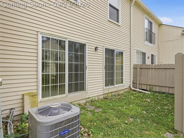 1204 Kings Cove Drive, Rochester Hills, MI 48306