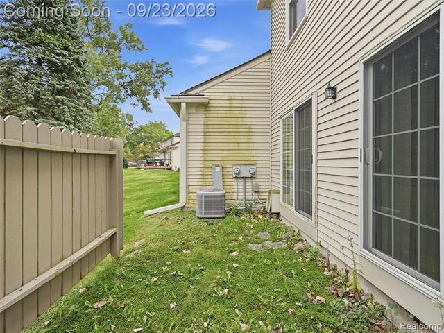 1204 Kings Cove Drive, Rochester Hills, MI 48306