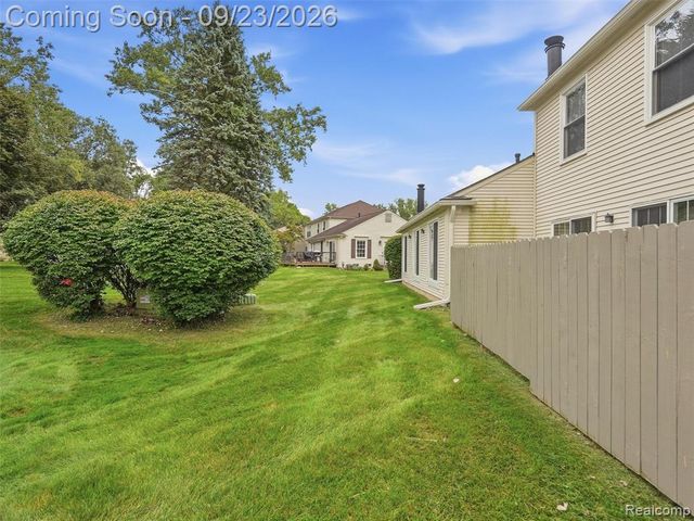 1204 Kings Cove Drive, Rochester Hills, MI 48306
