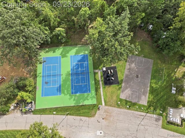 1204 Kings Cove Drive, Rochester Hills, MI 48306