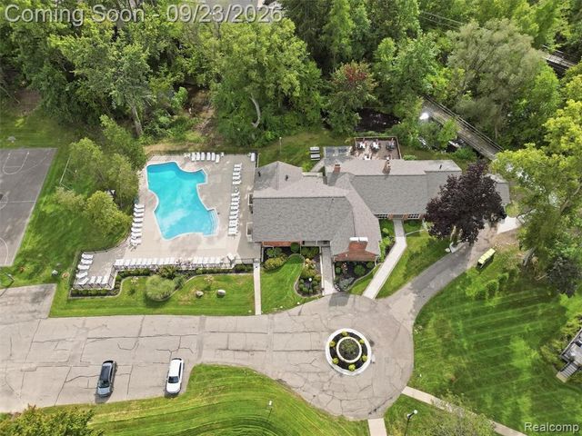 1204 Kings Cove Drive, Rochester Hills, MI 48306