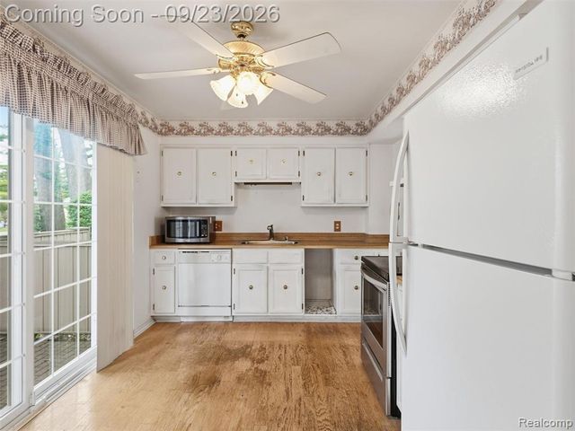1204 Kings Cove Drive, Rochester Hills, MI 48306