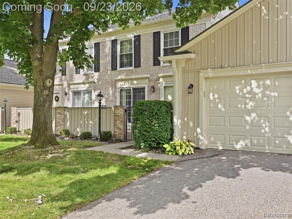 1204 Kings Cove Drive, Rochester Hills, MI 48306