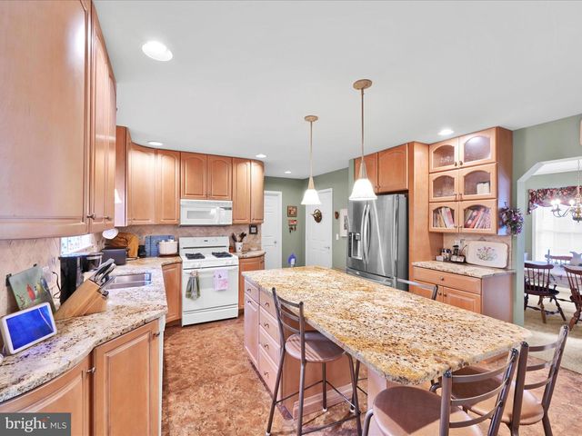 1041 HUNSICKER RD, Lancaster, PA 17601