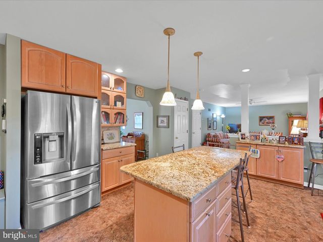 1041 HUNSICKER RD, Lancaster, PA 17601