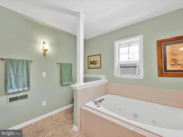 1041 HUNSICKER RD, Lancaster, PA 17601