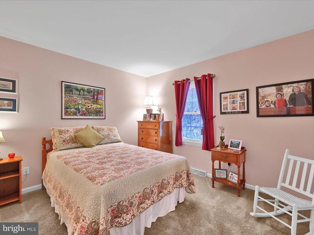 1041 HUNSICKER RD, Lancaster, PA 17601