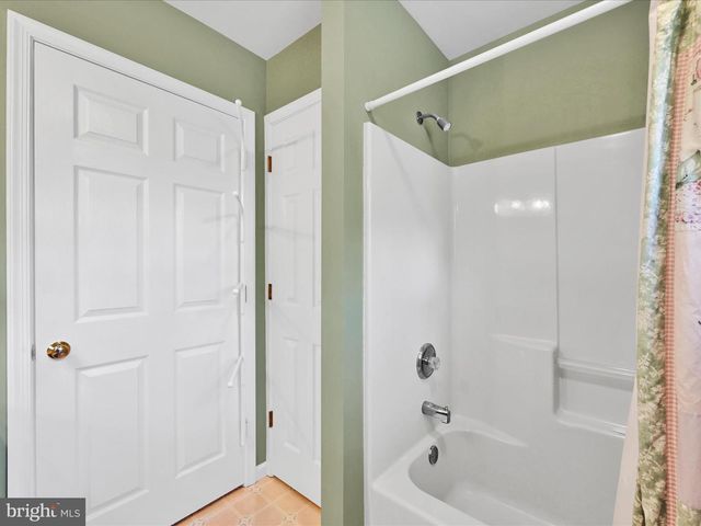1041 HUNSICKER RD, Lancaster, PA 17601