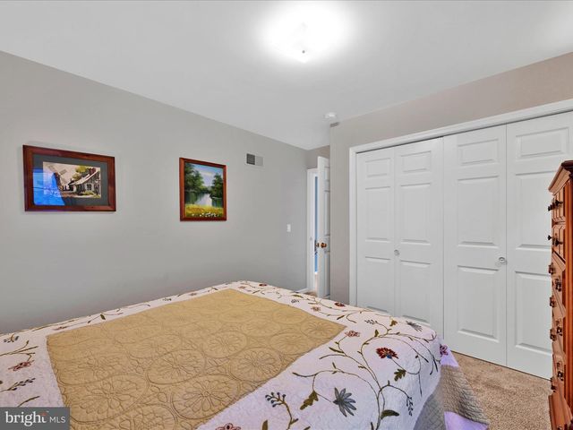 1041 HUNSICKER RD, Lancaster, PA 17601