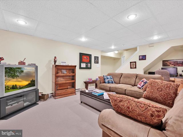1041 HUNSICKER RD, Lancaster, PA 17601