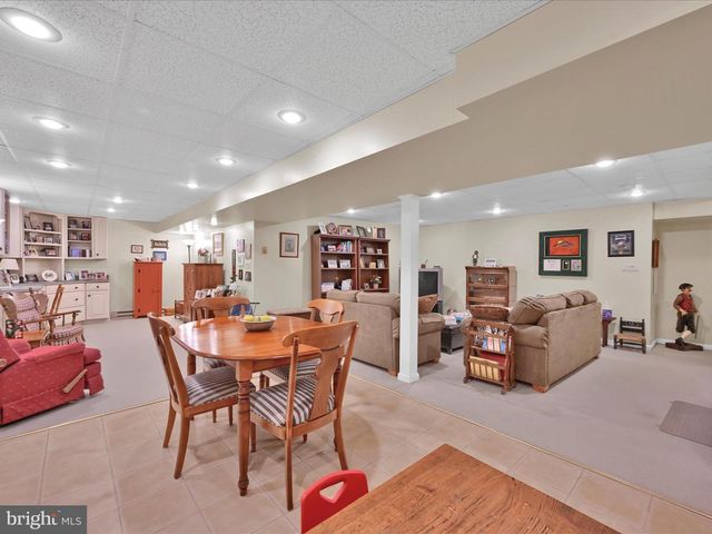 1041 HUNSICKER RD, Lancaster, PA 17601