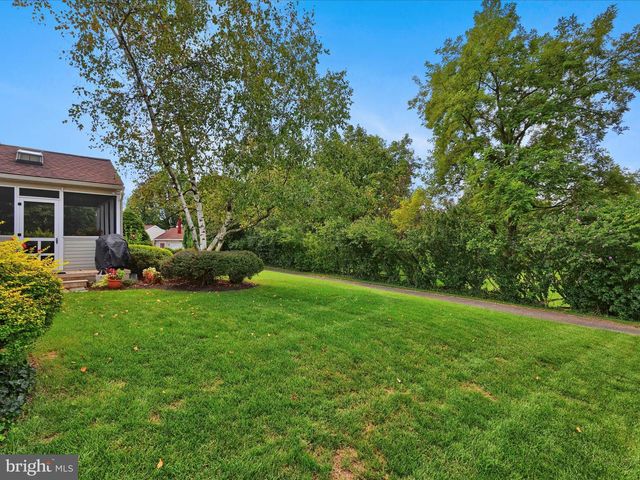 1041 HUNSICKER RD, Lancaster, PA 17601