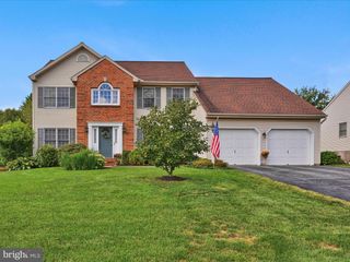 1041 HUNSICKER RD, Lancaster, PA 17601