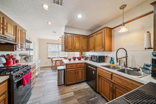 10610 E 96th Place North, Owasso, OK 74055