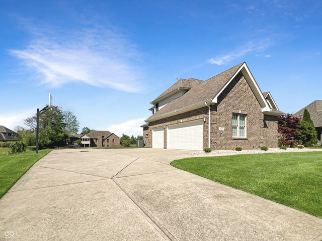 6075 Waterside Drive, Columbus, IN 47201