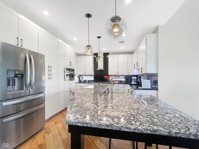 6075 Waterside Drive, Columbus, IN 47201