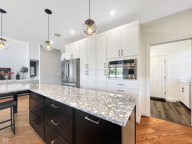 6075 Waterside Drive, Columbus, IN 47201