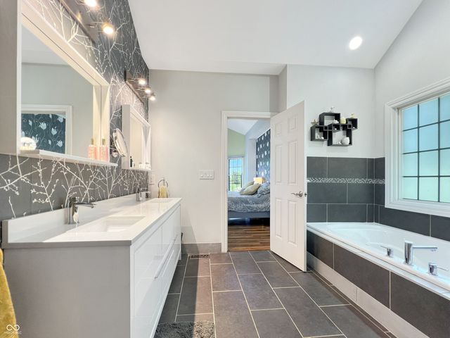 6075 Waterside Drive, Columbus, IN 47201