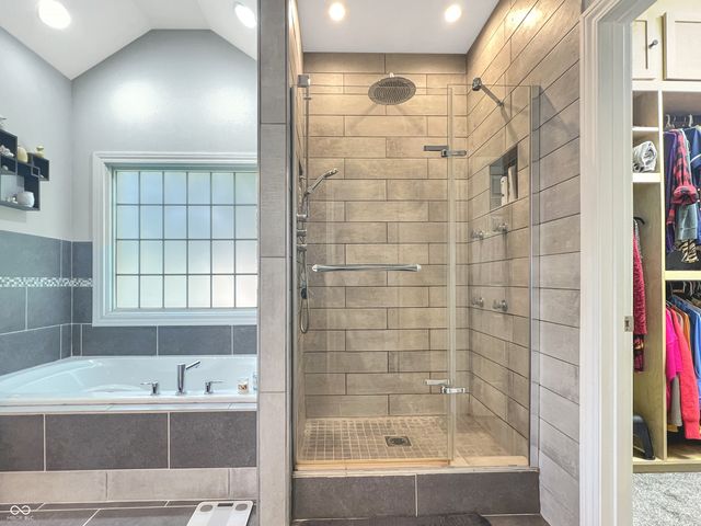 6075 Waterside Drive, Columbus, IN 47201