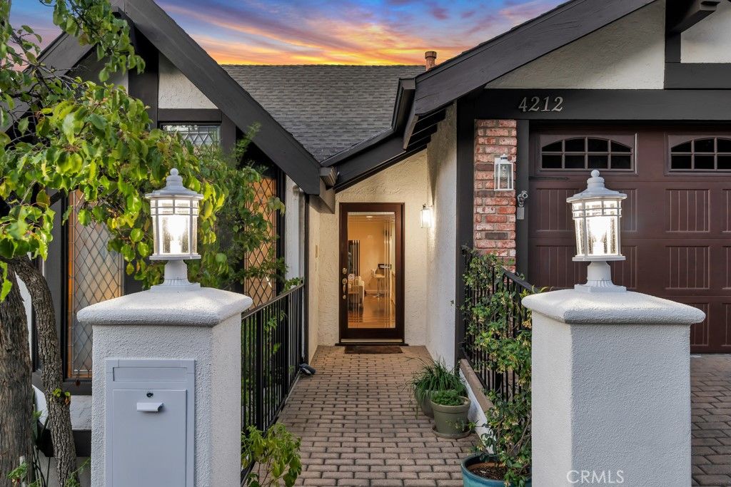 Image 15 of property listing at 4212 Alhama, Woodland Hills, CA 91364