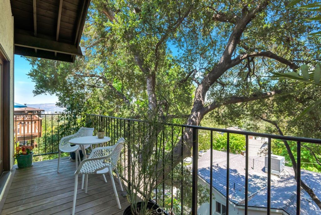 Image 16 of property listing at 4212 Alhama, Woodland Hills, CA 91364