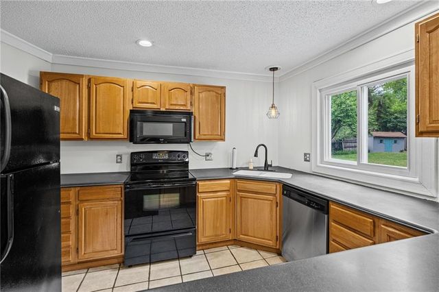 200 W 98 Street, Kansas City, MO 64114