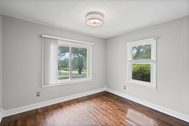 200 W 98 Street, Kansas City, MO 64114