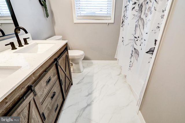 2 BROOKFIELD RD, Lititz, PA 17543