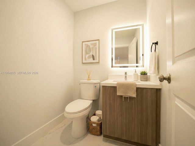 1221 NW 75th St, Miami, FL 33147