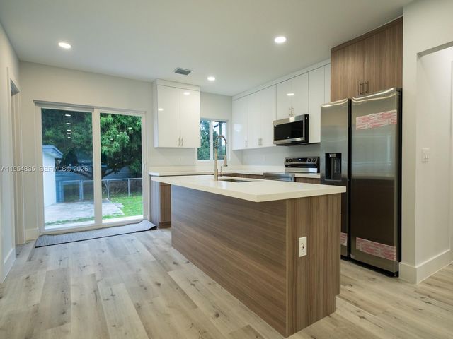 1221 NW 75th St, Miami, FL 33147