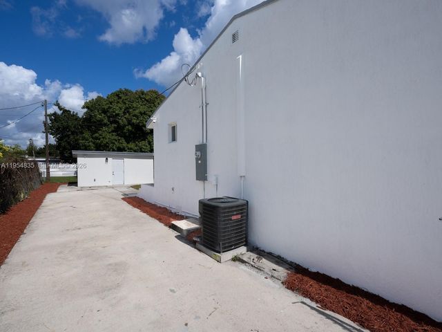 1221 NW 75th St, Miami, FL 33147