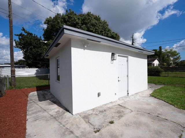 1221 NW 75th St, Miami, FL 33147