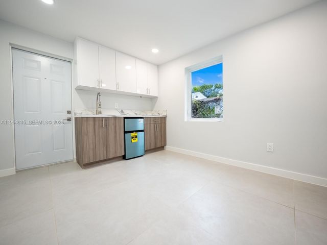 1221 NW 75th St, Miami, FL 33147