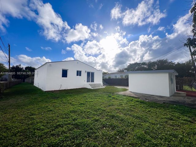 1221 NW 75th St, Miami, FL 33147