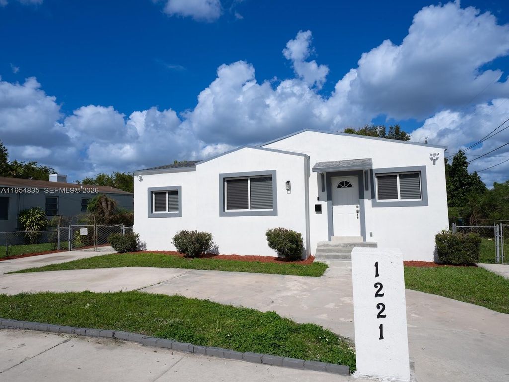 1221 NW 75th St, Miami, FL 33147
