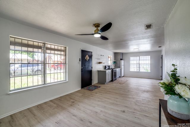 2114 S Trinity St, San Antonio, TX 78207