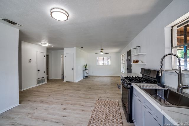2114 S Trinity St, San Antonio, TX 78207